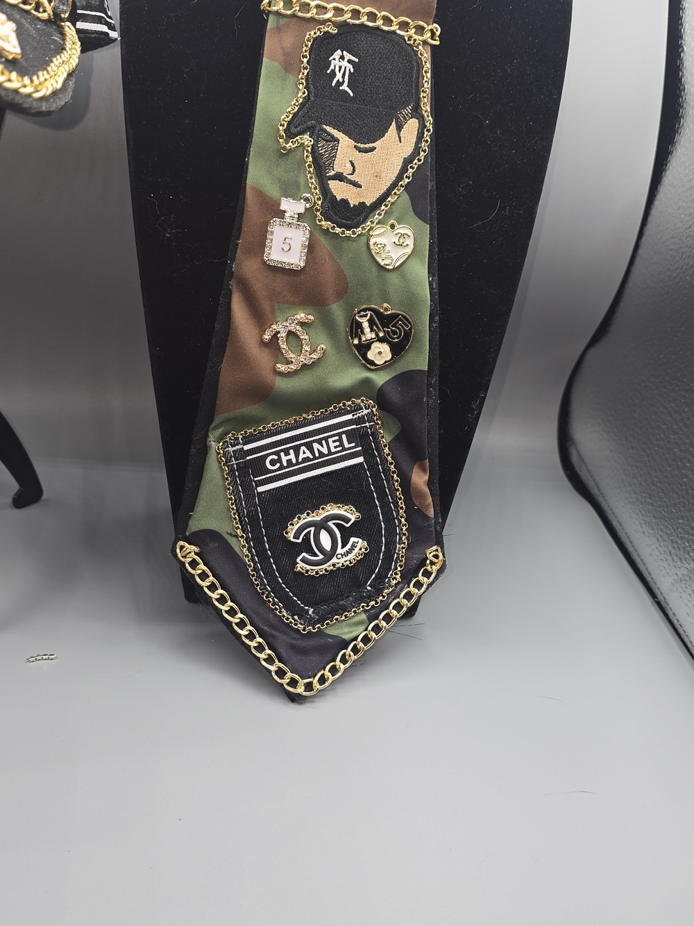 CHRIS BROWN CAMOFLAUGE HAT AND TIE NECKLACE. - Picture 3 of 10